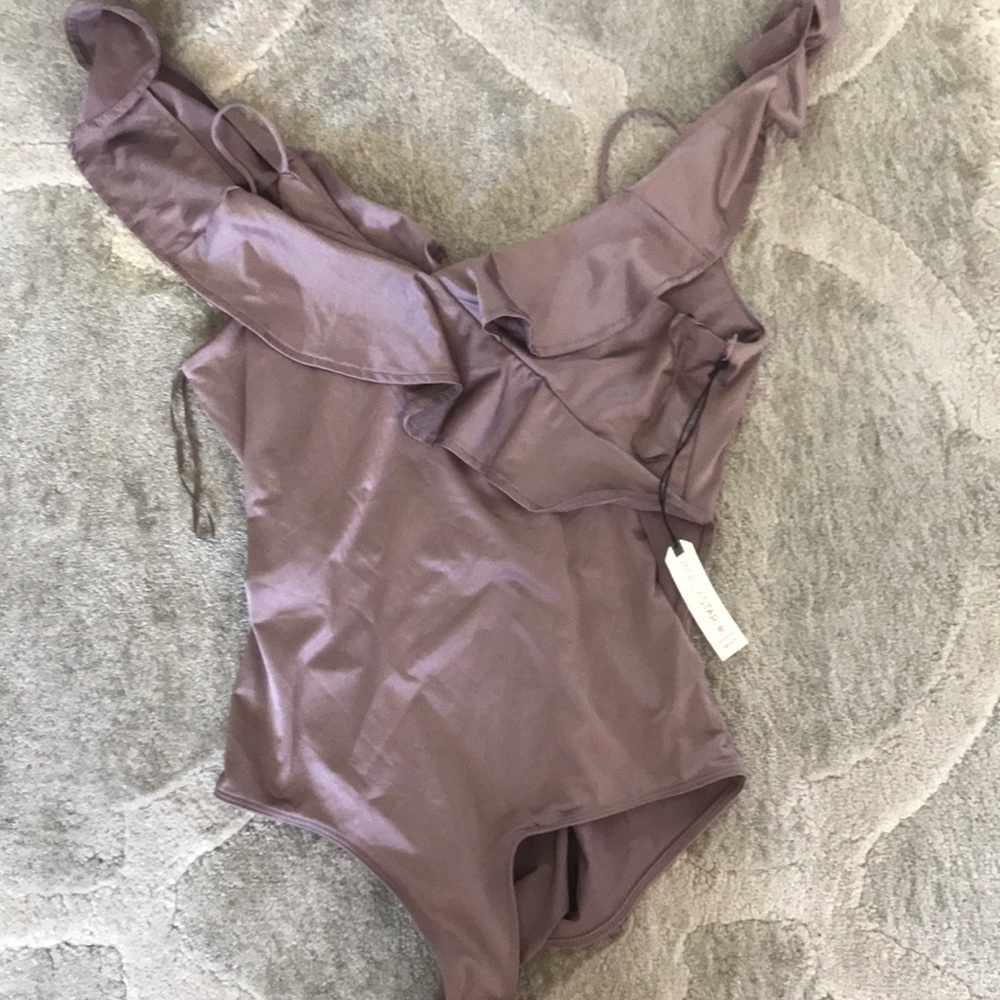 One piece silky blous, no sleeves.